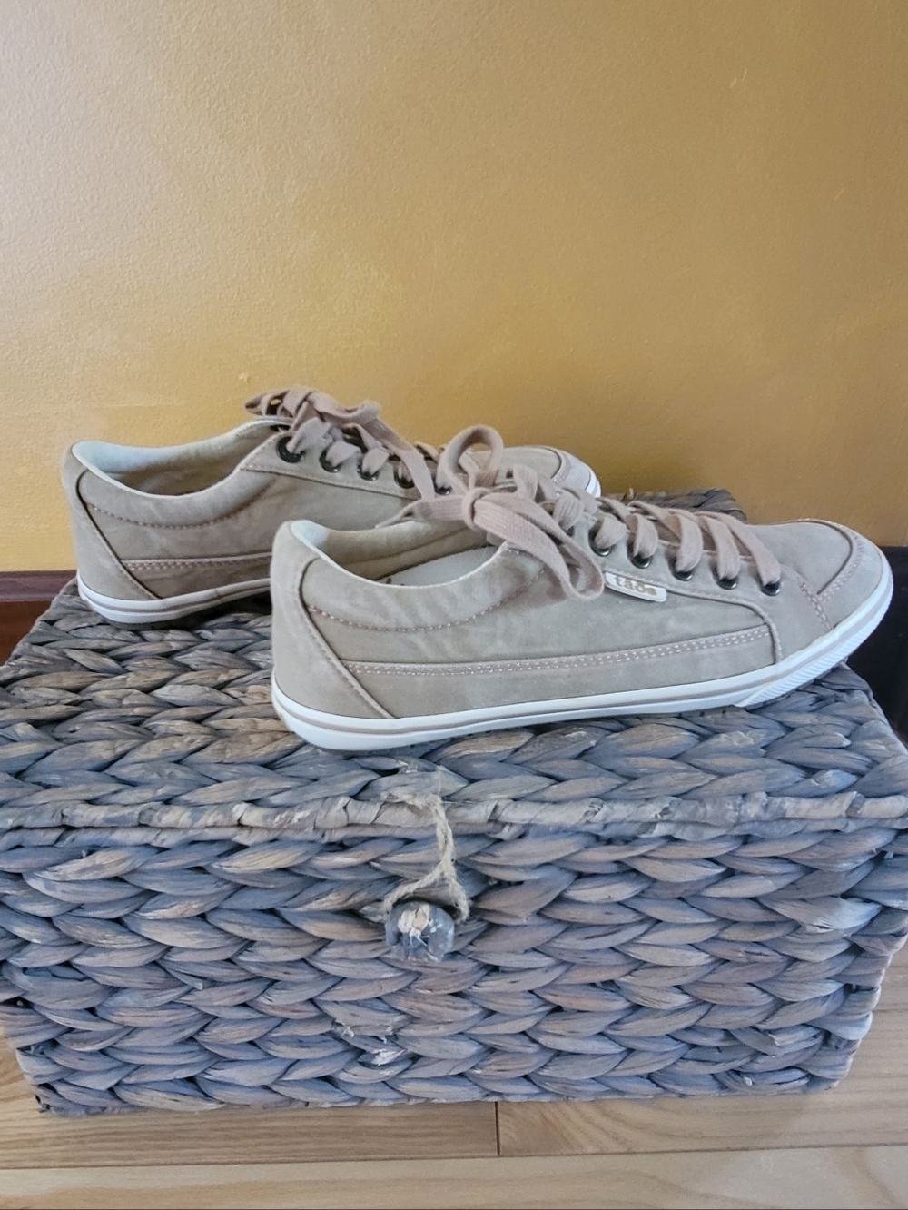 Taos Sz 7 Casual Beige Suede Lace-Up Sneakers - Picture 4 of 9